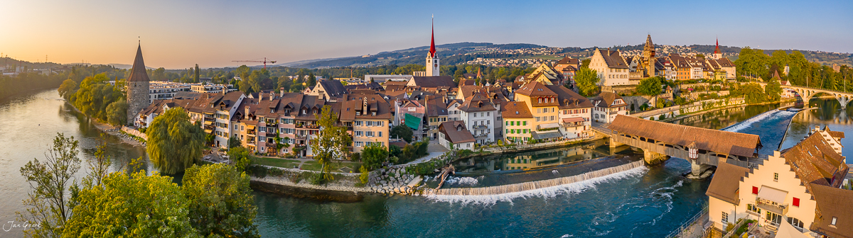 Luftaufnahme Bremgarten mit Reuss und Altstadt im Sommerlicht, Aargau Schweiz – Jan Geerk Fotograf Basel