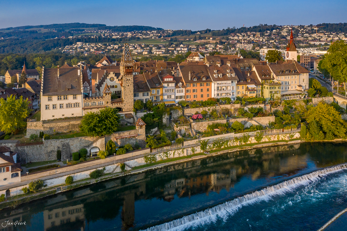 Luftaufnahme der Altstadt Bremgarten mit Reuss und Wehren im Sommerlicht, Aargau Schweiz – Jan Geerk Fotograf Basel