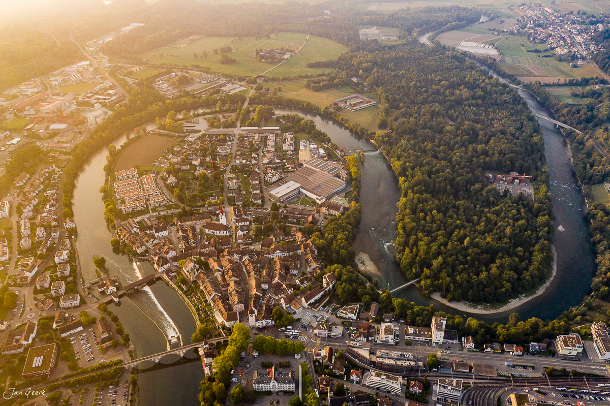 Luftaufnahme der mittelalterlichen Altstadt Bremgarten an der Reuss im goldenen Sommerlicht, Aargau Schweiz – Jan Geerk Fotograf Basel