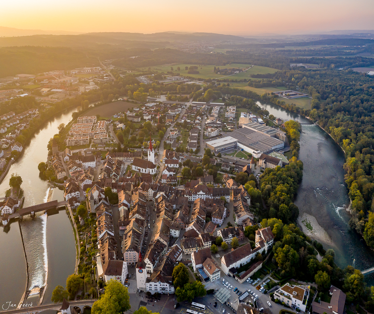 Luftaufnahme von Bremgarten mit Altstadt, Reuss und Umland bei Sonnenaufgang im Sommer, Aargau Schweiz – Jan Geerk Fotograf Basel