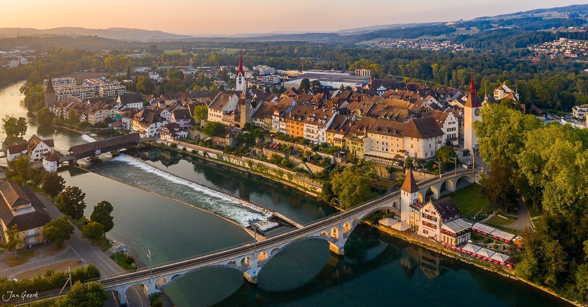 Luftaufnahme der Altstadt Bremgarten an der Reuss im Sommerlicht, Nordwestschweiz – Jan Geerk Fotograf Basel