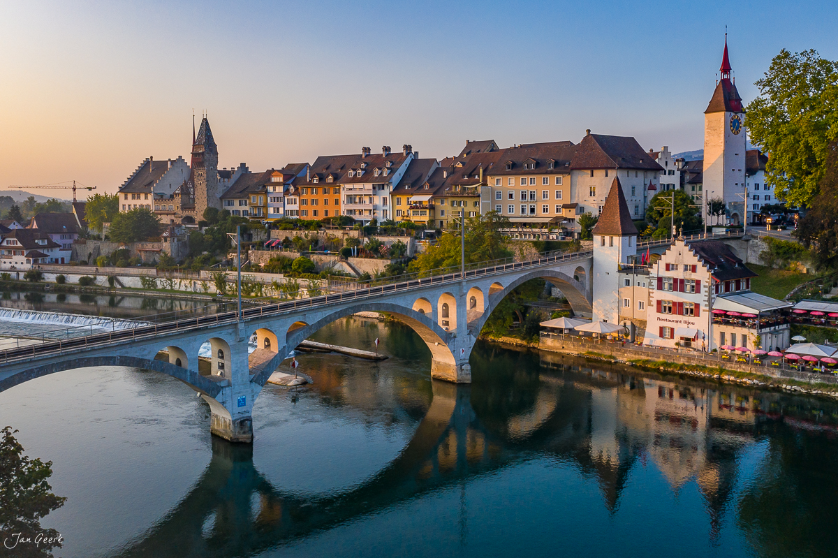 Steinbrücke über die Reuss in Bremgarten mit Altstadt und Türmen bei Sonnenlicht, Aargau Schweiz – Jan Geerk Fotograf Basel