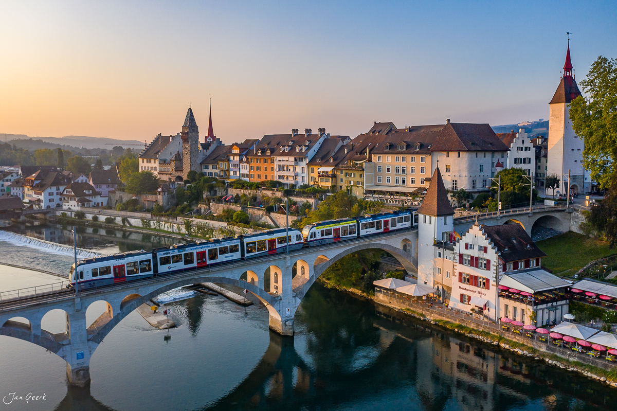 Luftaufnahme Bremgarten mit Zug auf Brücke über die Reuss, Sommerliche Lichtstimmung, Nordwestschweiz Schweiz – Jan Geerk Fotograf Basel