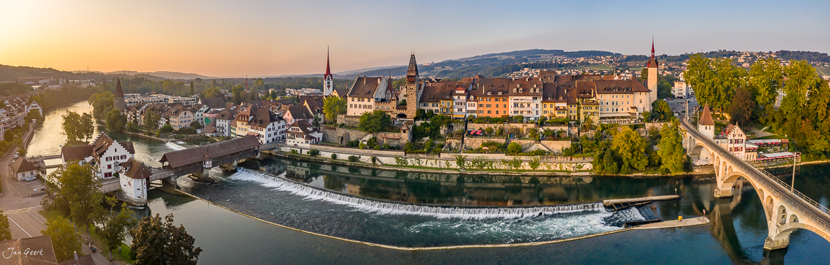 Luftaufnahme Bremgarten mit Reuss-Fluss und historischer Altstadt bei Sonnenaufgang im Sommer, Aargau Schweiz – Jan Geerk Fotograf Basel
