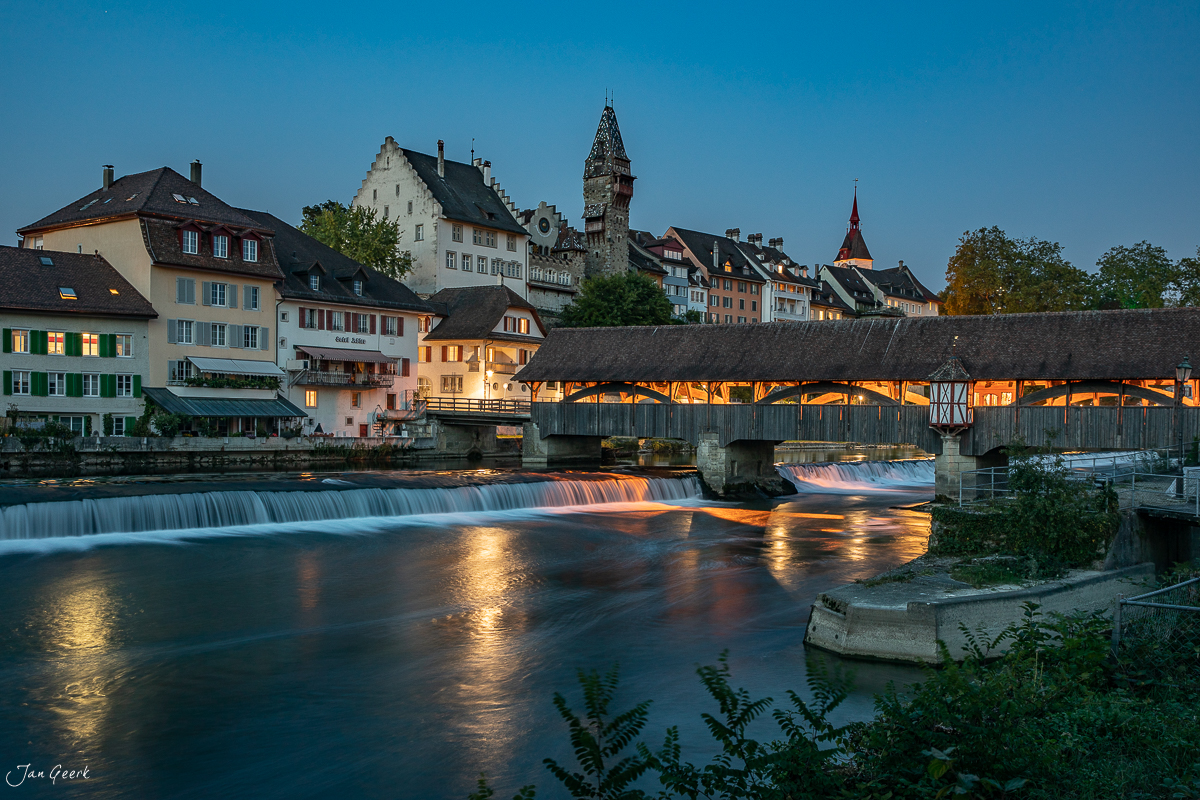 Gedeckte Holzbrücke über die Reuss in Bremgarten mit Altstadt und Turm im Sommerlicht – Schweiz, Jan Geerk Fotograf Basel