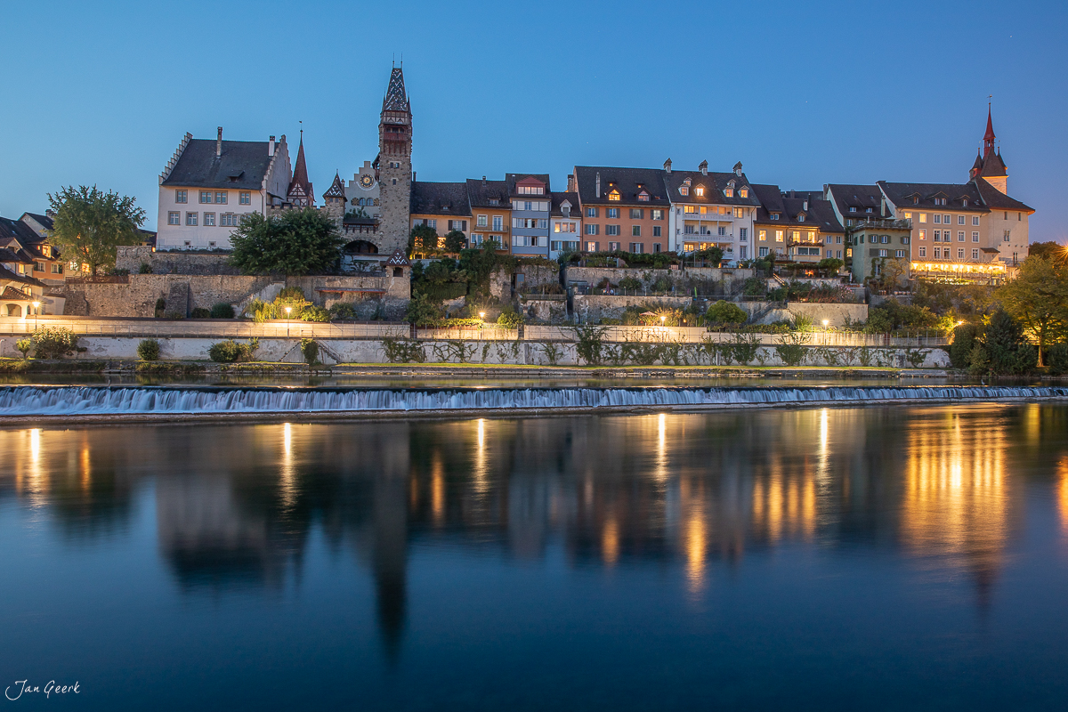 Beleuchtete Altstadt Bremgarten an der Reuss bei Abenddämmerung, Aargau Schweiz – Jan Geerk Fotograf Basel