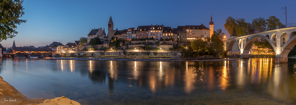 Beleuchtete Altstadt Bremgarten an der Reuss bei Abenddämmerung, Nordwestschweiz, Schweiz – Jan Geerk Fotograf Basel