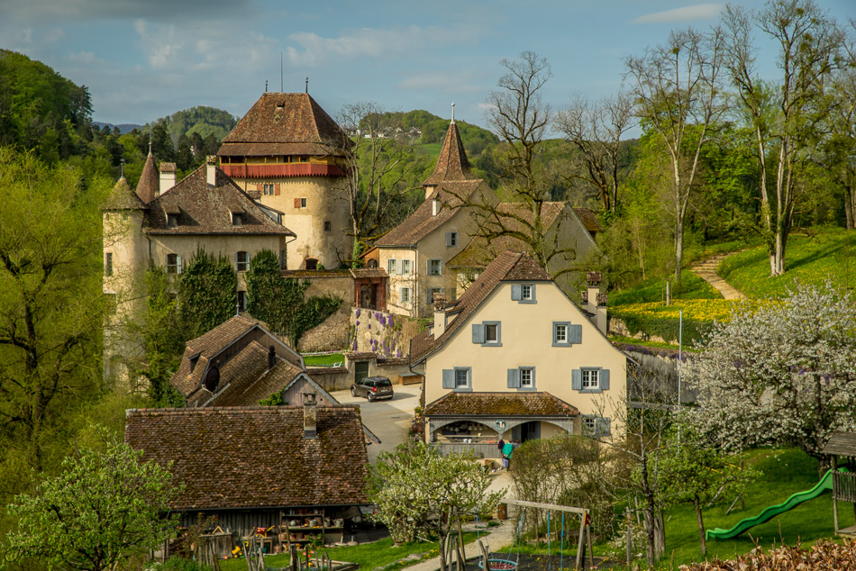 Schloss Wildenstein mit Kirschblüte im Frühling, Bubendorf Baselland Schweiz – Jan Geerk Fotograf Basel