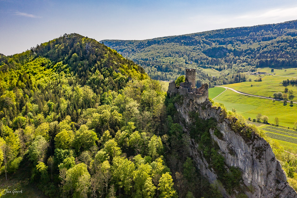 Burgruine Neu-Falkenstein auf Felsklippe über grünem Tal, Balsthal Solothurn, sonniges Frühjahr, Nordwestschweiz – Jan Geerk Fotograf Basel