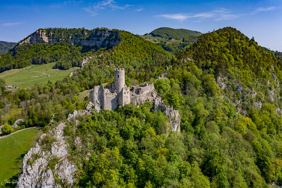 Ruine Burg Neu-Falkenstein auf Felsklippe in Balsthal, grüne Waldlandschaft, Frühling, Solothurn Schweiz – Jan Geerk Fotograf Basel