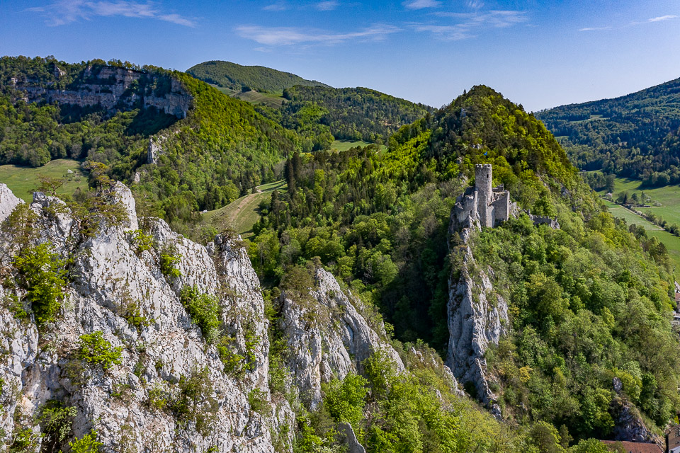 Burg Neu-Falkenstein Balsthal mit dramatischen Felsklippen, grüne Wälder und Tal, Sommer, Nordwestschweiz – Jan Geerk Fotograf Basel