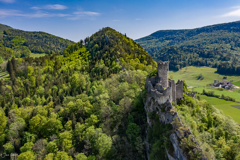 Burgruine Neu-Falkenstein in Balsthal mit grünem Tal, Wäldern und Berglandschaft im Frühling, Nordwestschweiz – Jan Geerk Fotograf Basel