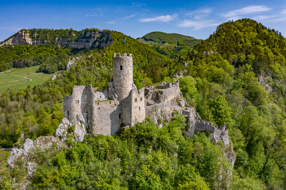 Burg Neu-Falkenstein Balsthal Luftaufnahme Sommer grüne Wälder Nordwestschweiz Schweiz Jan Geerk Fotograf Basel