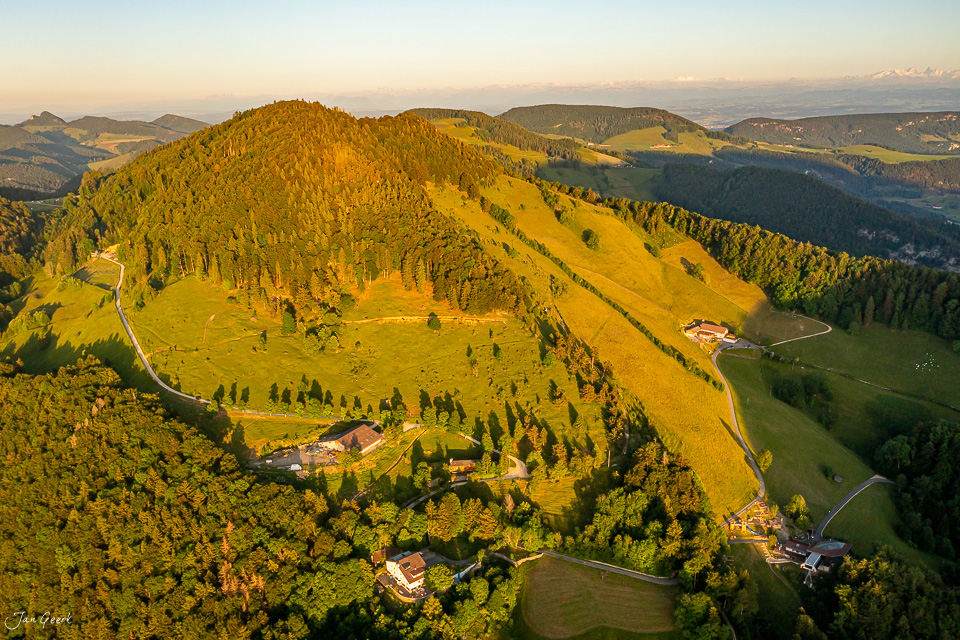 Luftaufnahme Chellechöpfli mit Wäldern und Weiden im Sommerlicht, Baselland Schweiz – Jan Geerk Fotograf Basel