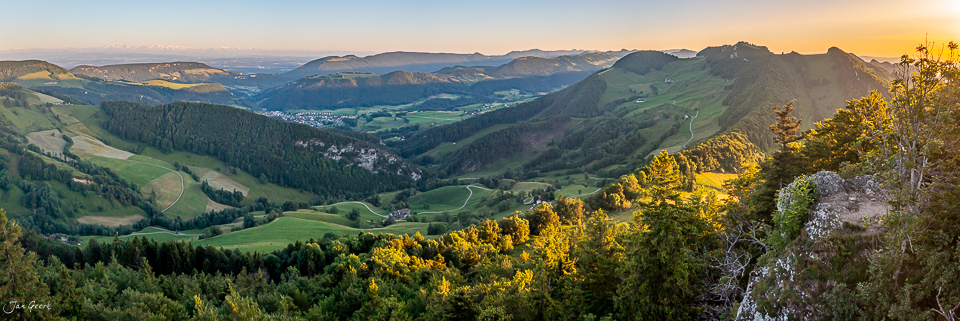 Luftaufnahme Chellechöpfli mit grünen Tälern und Bergpanorama bei goldenem Sommerlicht Baselland Schweiz Jan Geerk Fotograf Basel