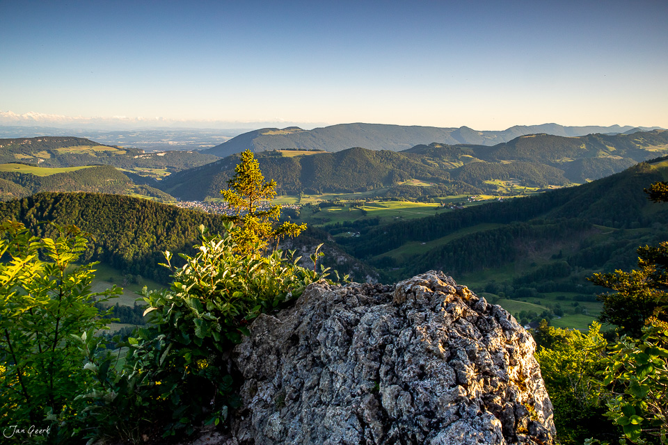 Felsformation Chellechöpfli mit Bergblick über grüne Täler und Wälder im Baselbiet Schweiz – Jan Geerk Fotograf Basel