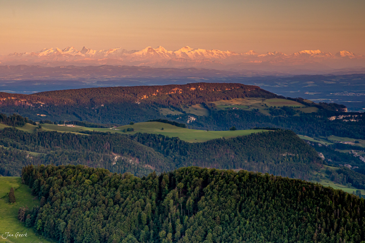 Luftaufnahme Chellechöpfli mit Alpenpanorama in goldener Sommerstimmung, Baselbiet Schweiz – Jan Geerk Fotograf Basel