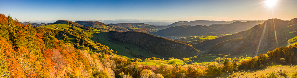 Herbstliche Berglandschaft mit Nebelwellen bei Sonnenaufgang am Passwang, Baselland Schweiz – Jan Geerk Fotograf Basel