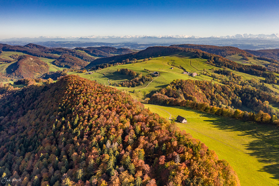 Herbstliche Berglandschaft am Passwang mit goldbraunen Wäldern und grünen Wiesen im Baselland Schweiz – Jan Geerk Fotograf Basel