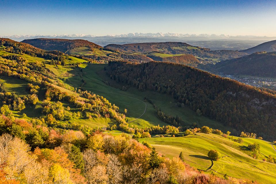 Herbstliche Berglandschaft Passwang mit Nebelmeer im Hintergrund und Alpenpanorama, Baselland Schweiz – Jan Geerk Fotograf Basel