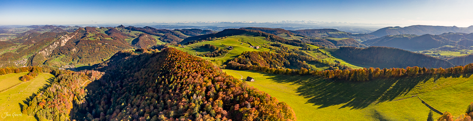 Herbstliche Luftaufnahme Chellechöpfli mit Nebelwellen Morgenlicht Baselland Schweiz Jan Geerk Fotograf Basel