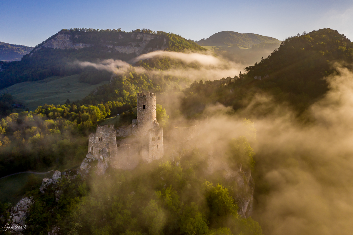 Burgruine Falkenstein im Nebel mit Herbstlicht, Jura Nordwestschweiz – Jan Geerk Fotograf Basel