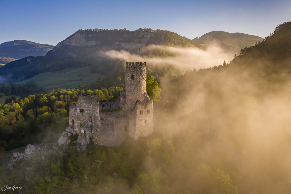 Burganlage Falkenstein im Morgennebel mit Jura-Berglandschaft im Frühling, Schweiz – Jan Geerk Fotograf Basel
