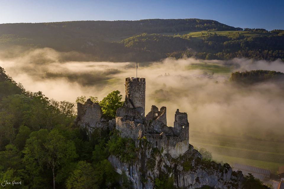 Burgruine Falkenstein im Nebel über dem Tal, Frühlingslichtstimmung, Jura Schweiz – Jan Geerk Fotograf Basel