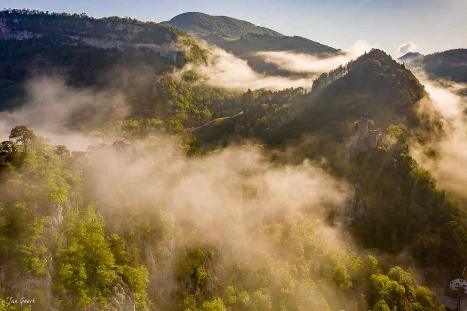 Luftaufnahme der Burgruine Falkenstein im Nebel während des Frühlings im Jura, Schweiz – Jan Geerk Fotograf Basel