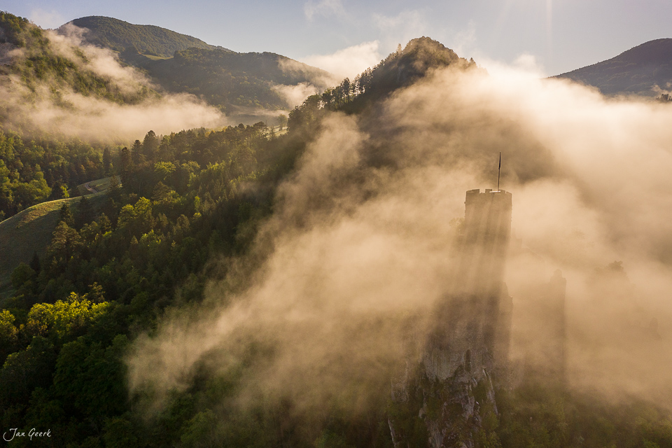 Burgruine Falkenstein im Nebel mit Jura-Berglandschaft im Frühling, Schweiz – Jan Geerk Fotograf Basel