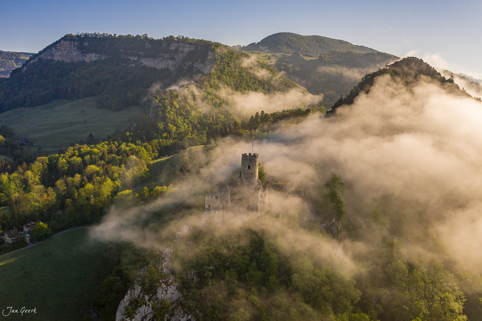 Burgruine Falkenstein im Nebel mit bewaldeten Jura-Hügeln, Frühlingslichtstimmung, Solothurn Schweiz – Jan Geerk Fotograf Basel