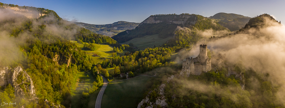 Burgruine Falkenstein im Nebel mit grünem Tal und Wald im Frühling, Jura Schweiz – Jan Geerk Fotograf Basel