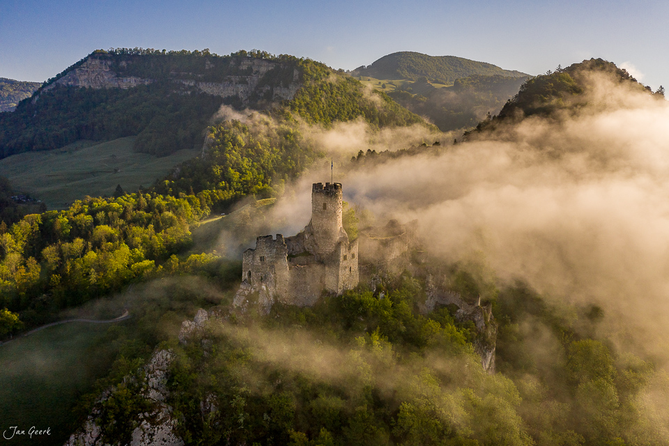 Burgruine Falkenstein im Nebel, Frühling, Jura, Nordwestschweiz – Jan Geerk Fotograf Basel