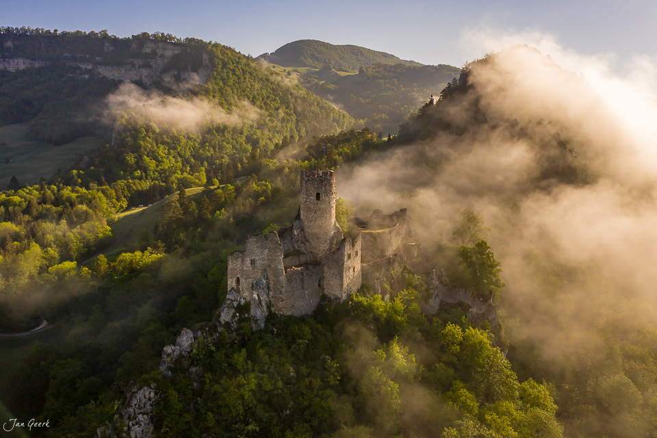 Burg Falkenstein Luftaufnahme im Nebel Frühling Jura Schweiz Jan Geerk Fotograf Basel