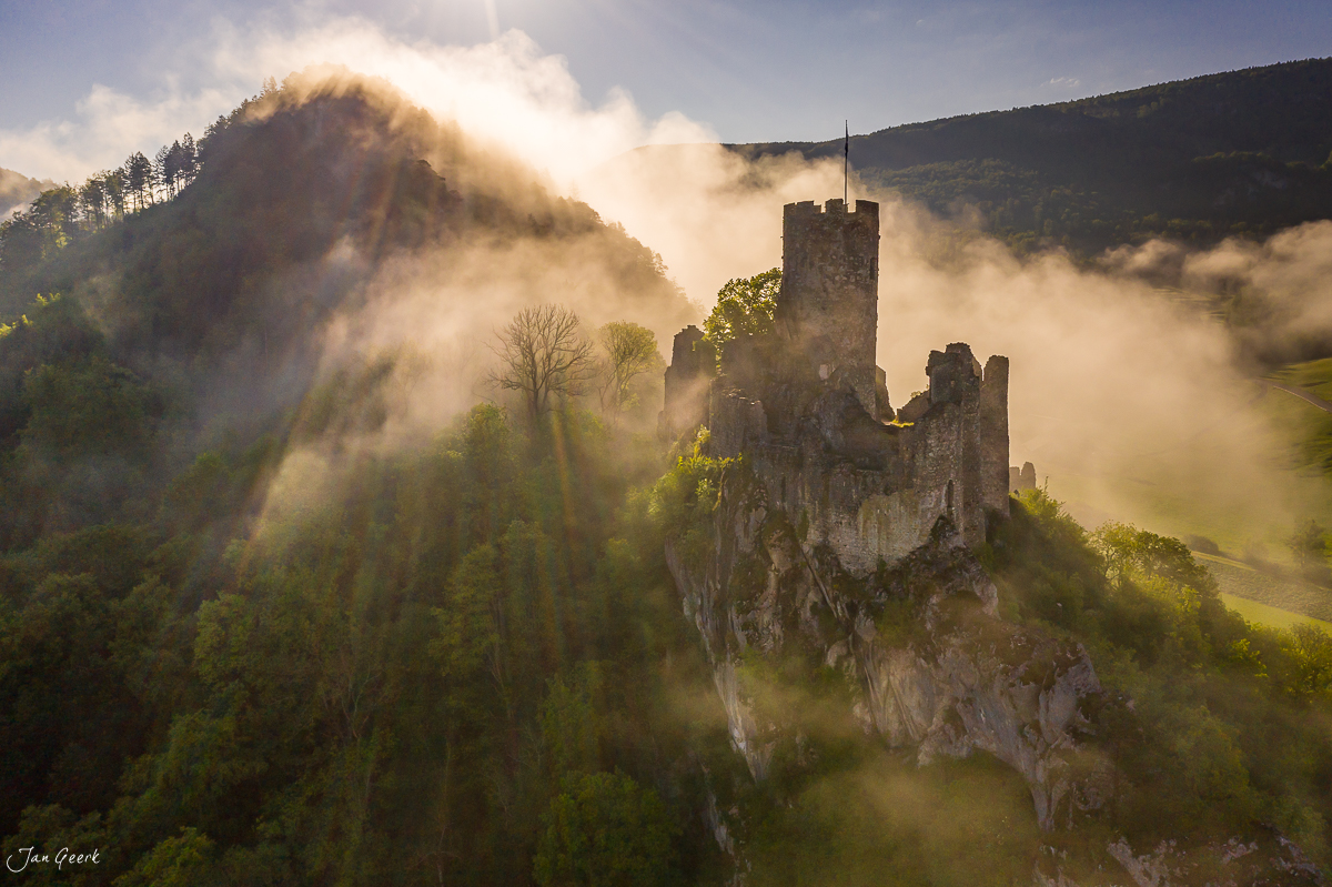 Burgruine Falkenstein im Nebel mit Frühlingslicht, Jura, Schweiz – Jan Geerk Fotograf Basel