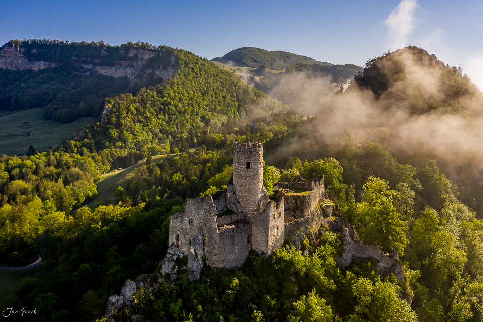 Burgruine Falkenstein im Frühling mit Nebel über dem Jura, Luftaufnahme Schweiz – Jan Geerk Fotograf Basel