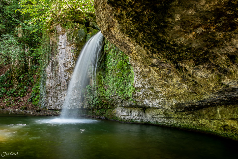 Giessenfall Kilchberg Wasserfall mit moosigen Felsen Frühlingslicht Baselland Schweiz Jan Geerk Fotograf Basel