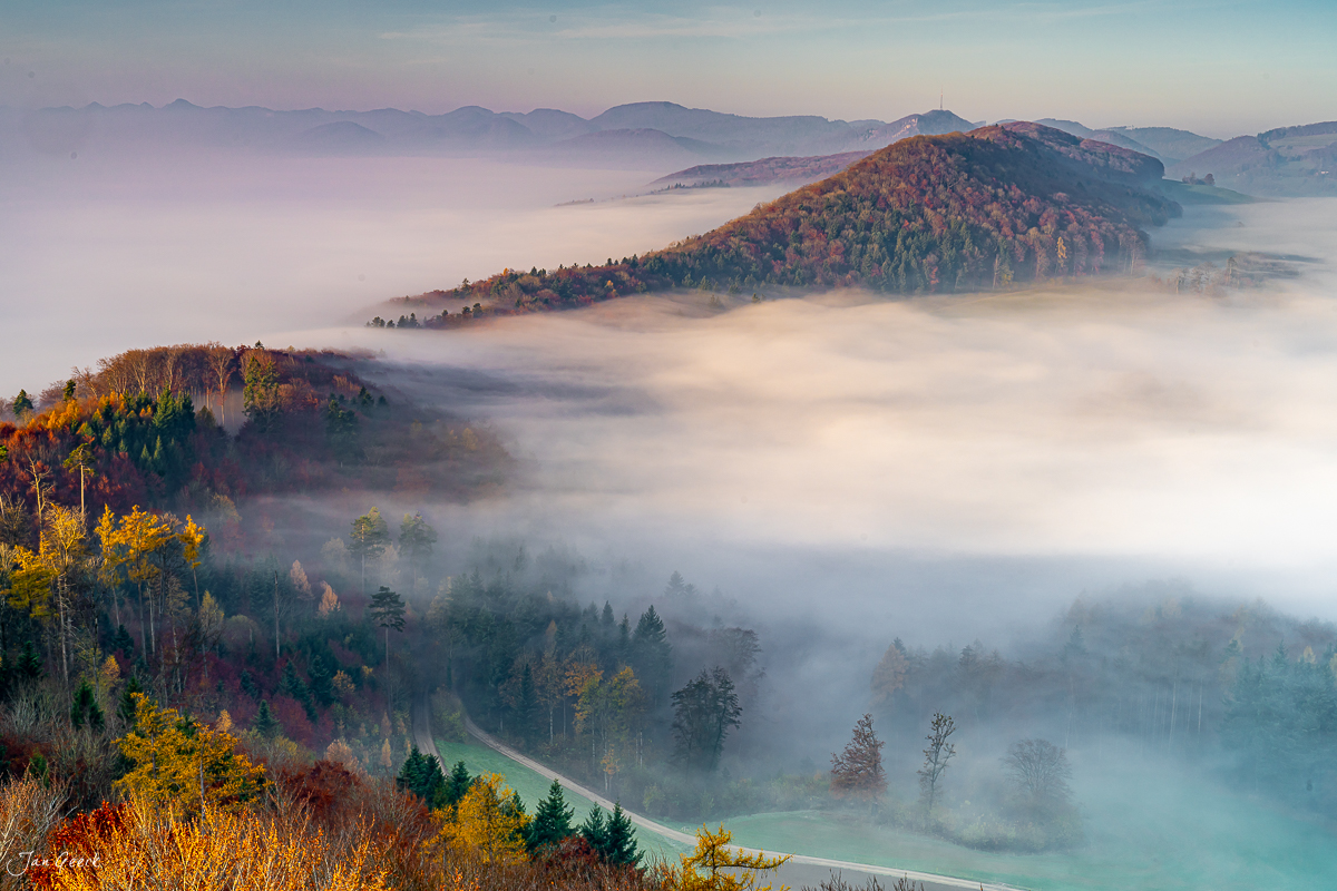 Nebelwelle über Gisliflue im Herbst, Aargau, Schweiz – Jan Geerk Fotograf Basel