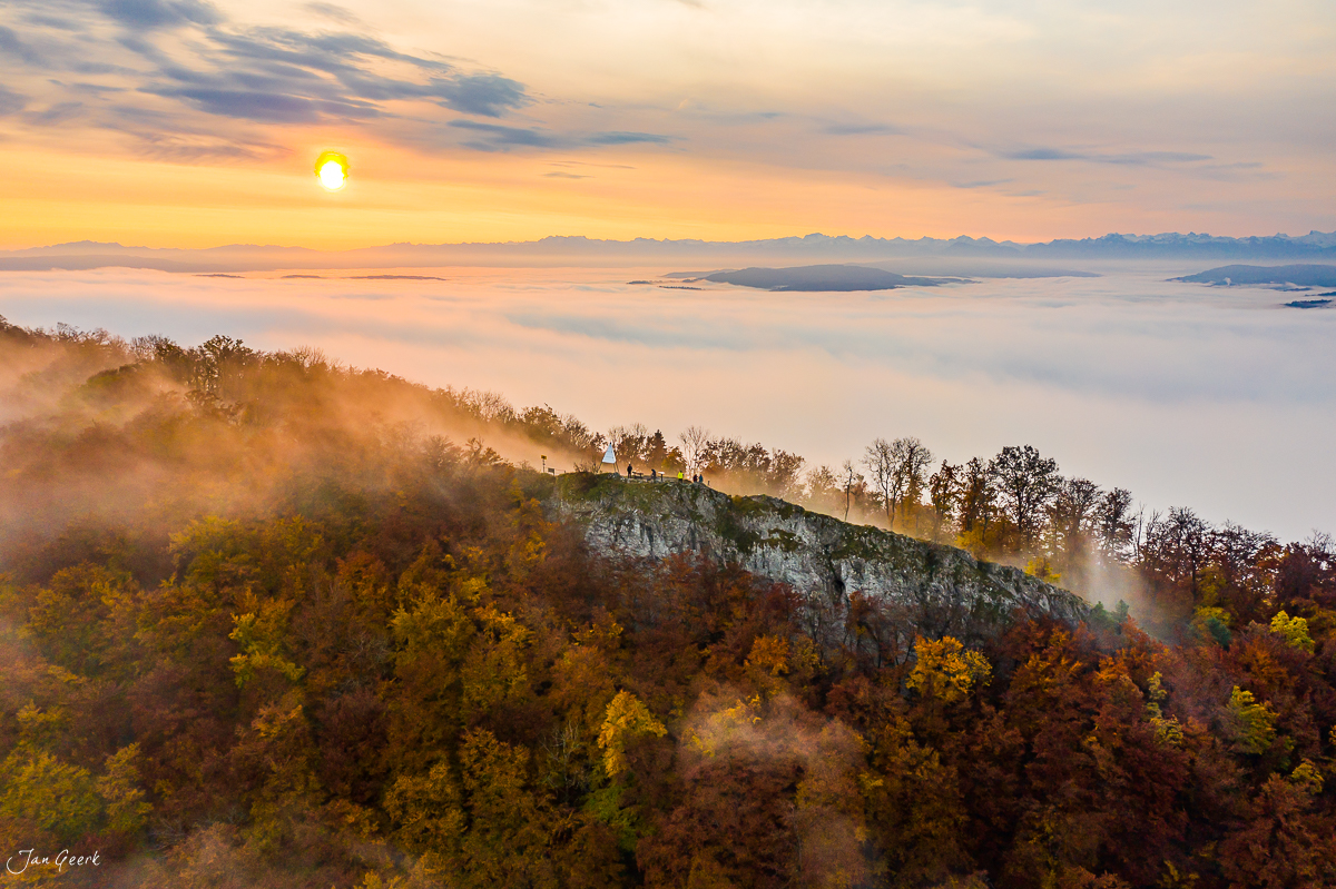 Herbstliche Felswand mit Nebel über Alpstein-Kette bei Sonnenaufgang in der Nordwestschweiz – Jan Geerk Fotograf Basel
