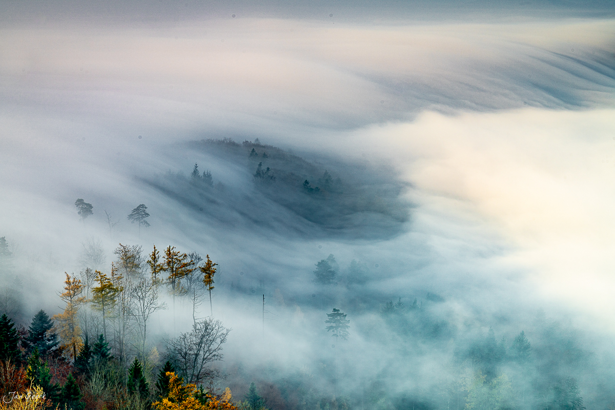 Nebelwelle über Gisliflue mit Herbstwald und Kantlicht in der Schweiz – Jan Geerk Fotograf Basel