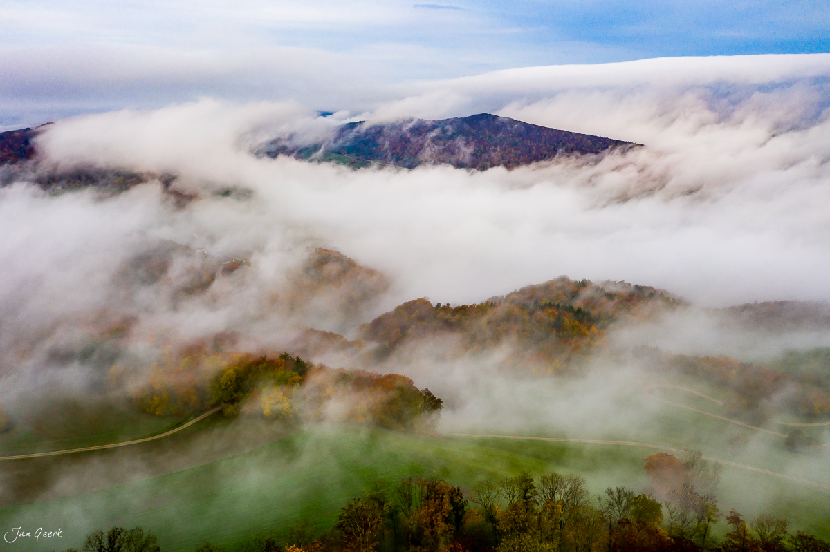 Nebelmeer über bewaldeten Hügeln bei Gisliflue, Herbststimmung, Nordwestschweiz – Jan Geerk Fotograf Basel