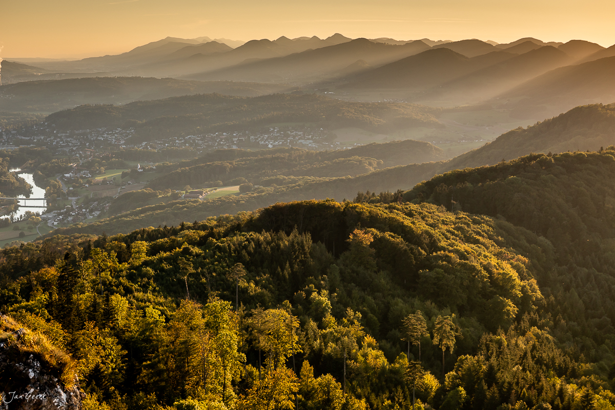Herbstliche Berglandschaft Gislifluh mit Wald, Tal und Bergketten in golden-warmer Lichtstimmung, Schweiz – Jan Geerk Fotograf Basel