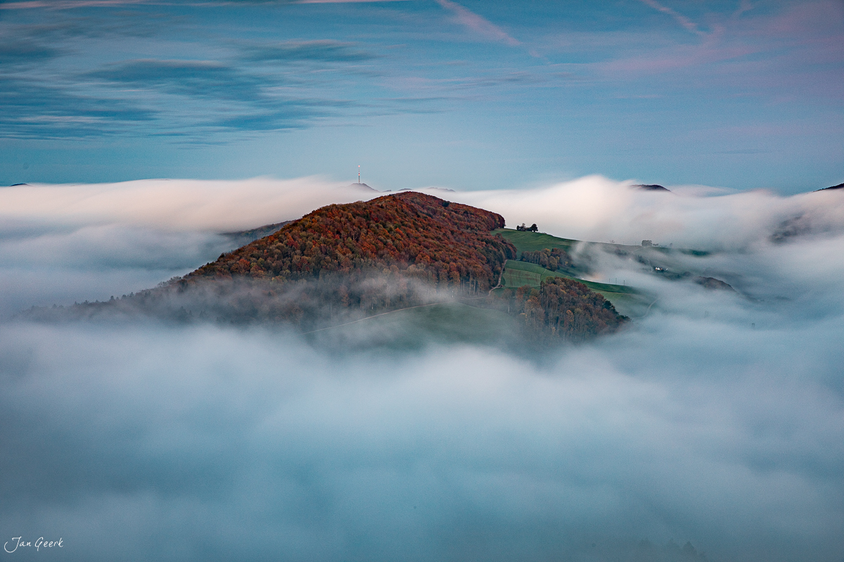 Herbstliche Nebelwelle über der Gislifluh mit Wald und Feldern, Kantlicht Stimmung, Aargau Schweiz – Jan Geerk Fotograf Basel