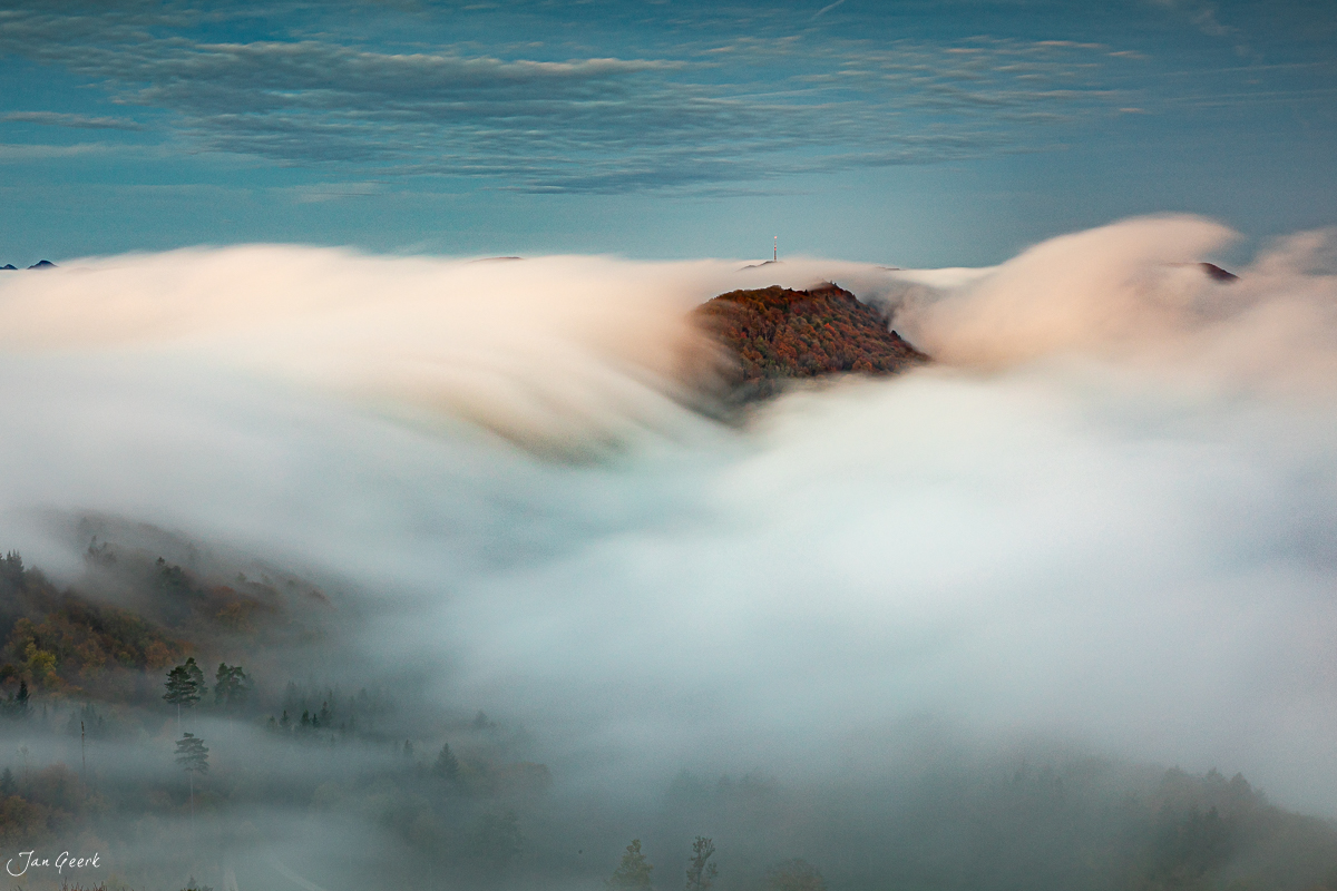 Nebelmeer über Gislifluh im Herbst, Kantlicht auf bewaldete Hügel, Nordwestschweiz – Jan Geerk Fotograf Basel