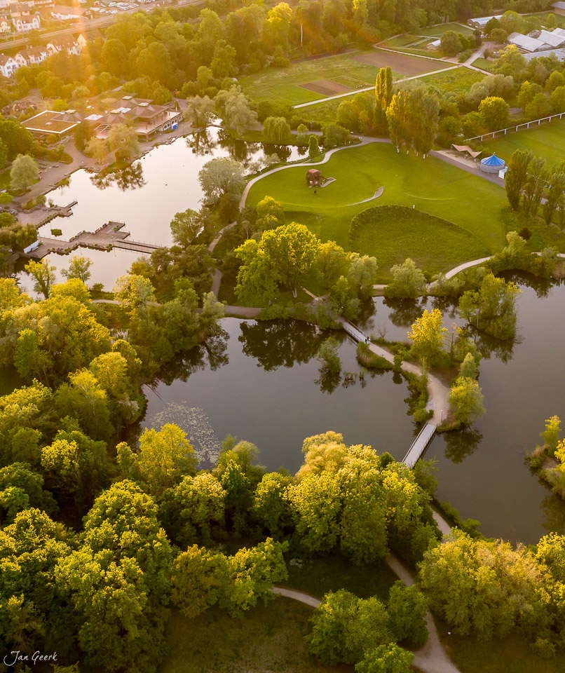 Luftaufnahme Münchenstein mit Seen, grünen Wiesen und Pappelalleen in Herbstlicht, Baselland Schweiz – Jan Geerk Fotograf Basel