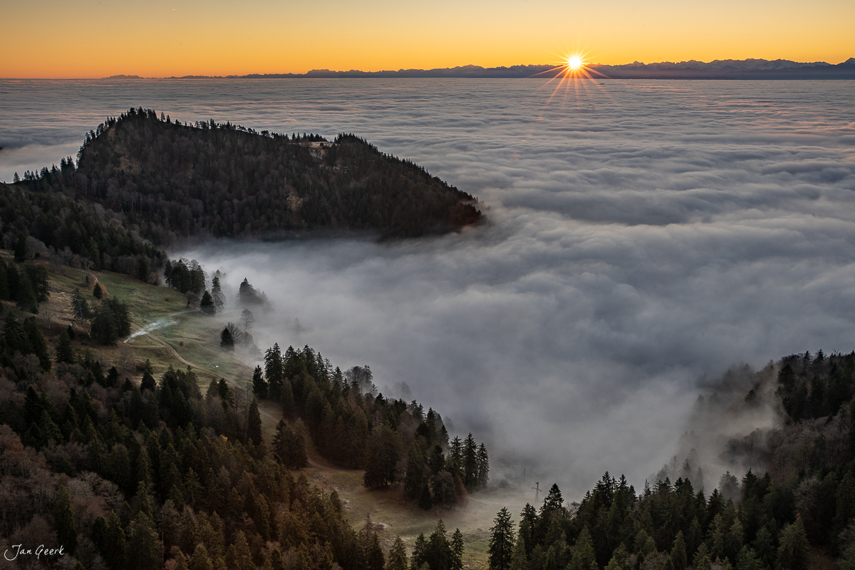 Nebelmeer über Grenchenberg im Herbst, Schweizer Jura, Kantlicht bei Sonnenaufgang – Jan Geerk Fotograf Basel