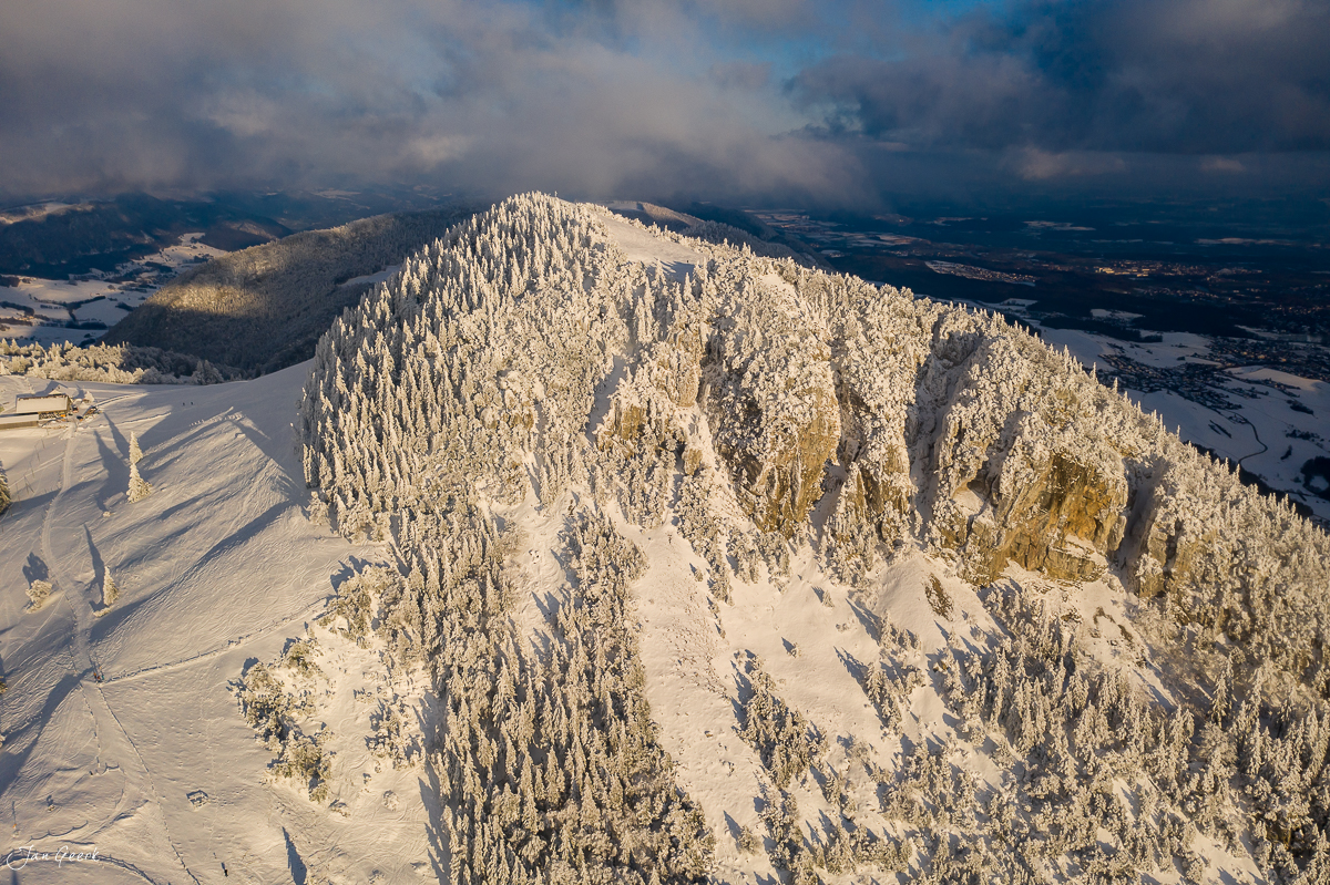 Schneebedeckter Berg Hasenmatt mit Raureif-Wald im Morgenlicht, Jura Solothurn Schweiz – Jan Geerk Fotograf Basel