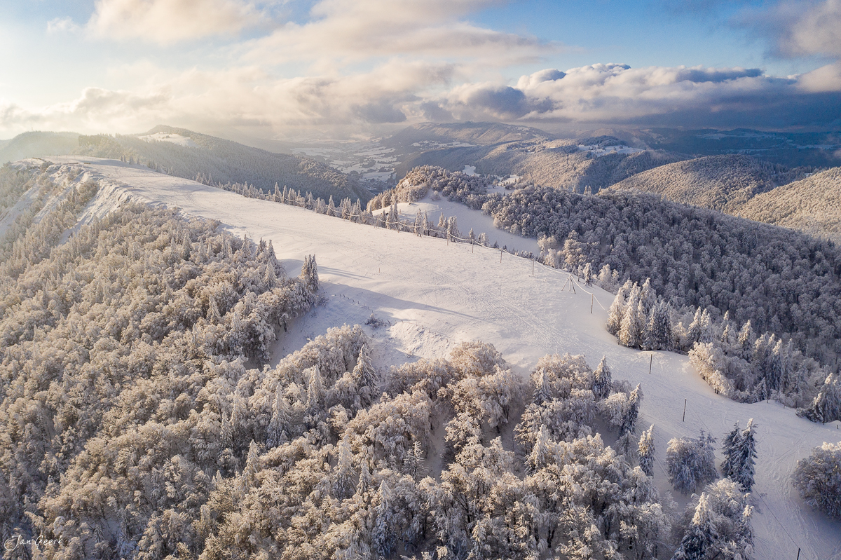 Verschneite Berglandschaft Hasenmatt mit gefrorenen Bäumen und Tälern, Winterlicht in der Schweiz – Jan Geerk Fotograf Basel