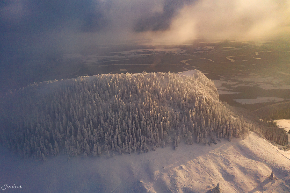 Schneebedeckte Fichtenwälder auf der Hasenmatt im Jura bei Sonnenaufgang, Solothurn Schweiz – Jan Geerk Fotograf Basel