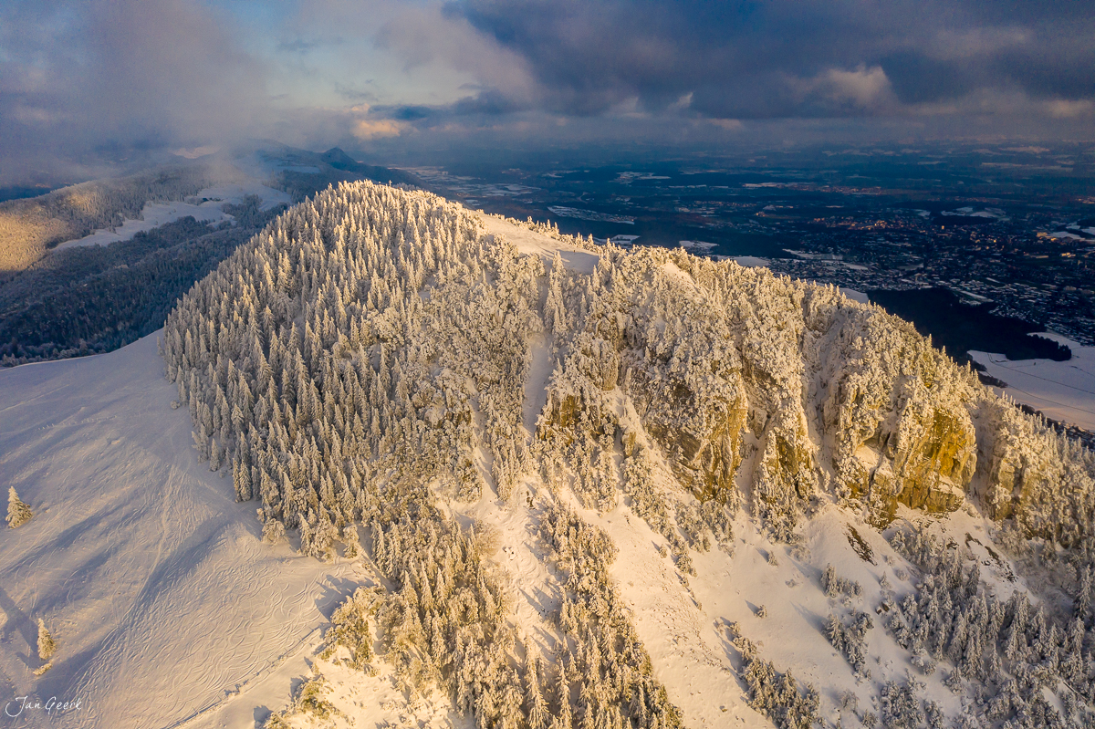 Schneebedeckte Fichtenwälder auf der Hasenmatt im Jura bei Winterlicht, Nordwestschweiz – Jan Geerk Fotograf Basel